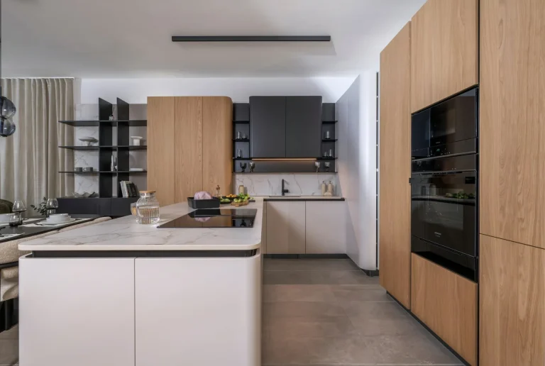 Sykora Flex szigetes konyha Velvet Grey és kefélt tölgy frontokkal