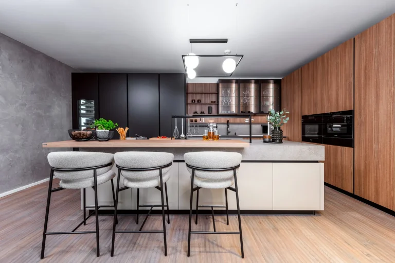 Sykora Piano Sand Grey és Eucalyptus szigetes konyha