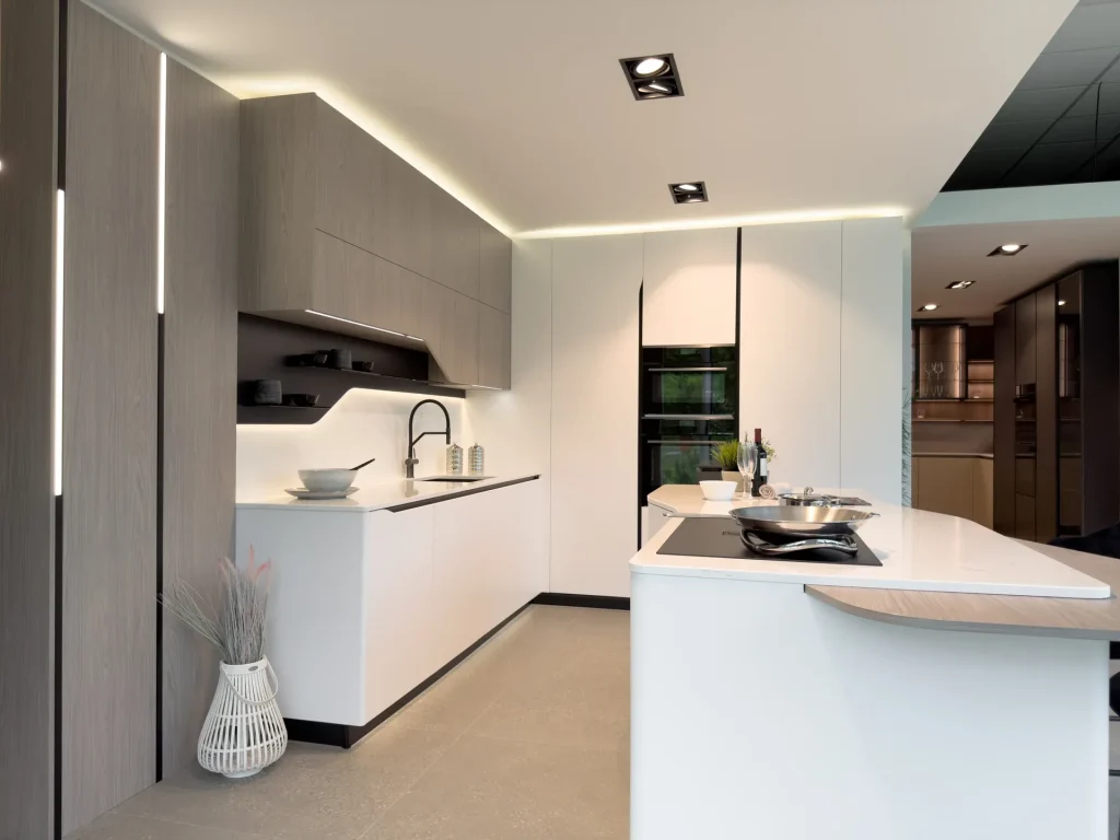 Alpine White szigetes konyha fa részletekkel
